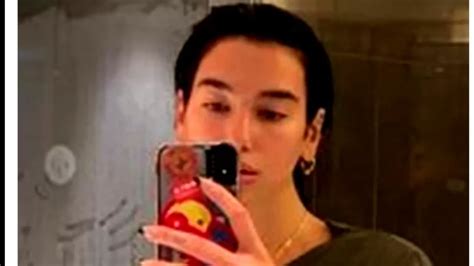 Dua Lipa shares shower selfie flaunting abs, fans spot。